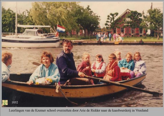 1832 Kinderen overzetten naar de kaas boerderij
 
