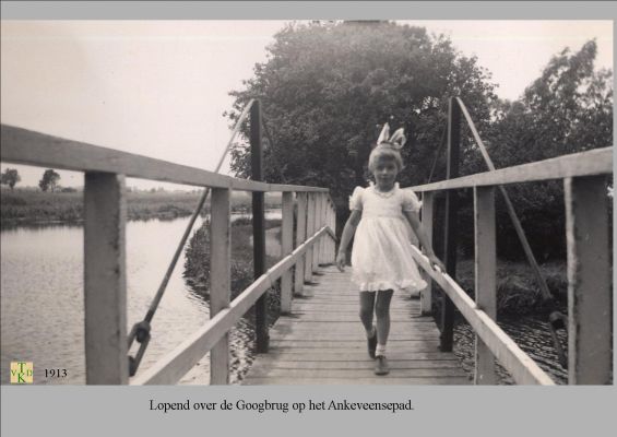 1913 Lopen over de draaibrug.
van Ankeveensepad over de brug Bergsepad.
