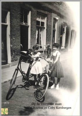 1872 Twee meisjes met de fiets.
 op de Voorstraat 
