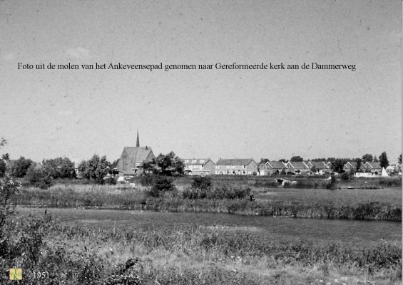 1951 Foto van de Gereformeerde kerk.
Uit het raam van de molen van het Ankeveensepad genomen.
