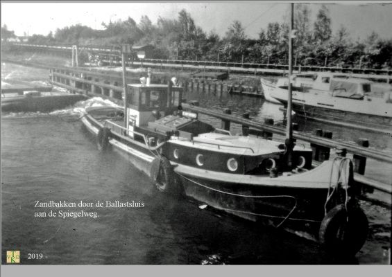 2019 Zandbakken door de sluis 
