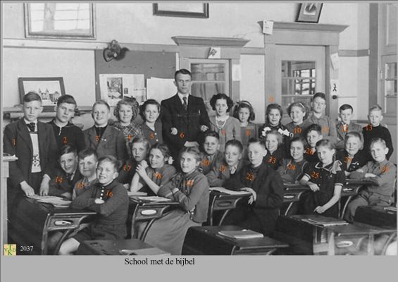 2037 Klassenfoto
School met de bijbel
