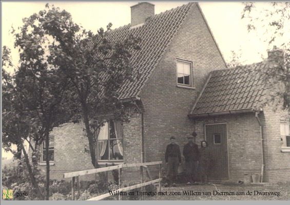 2050 Bij zijn nieuwe woning.
