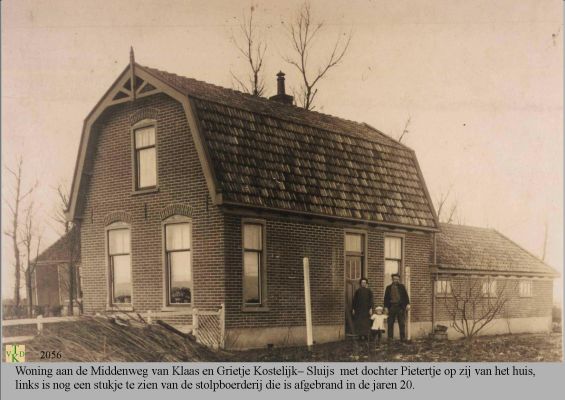 2056 Woning Klaas Kostelijk.
Links nog een stukje van de stolpboerderij.
