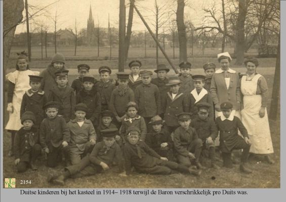 2154 
 Duitse kinderen bij het kasteel 
