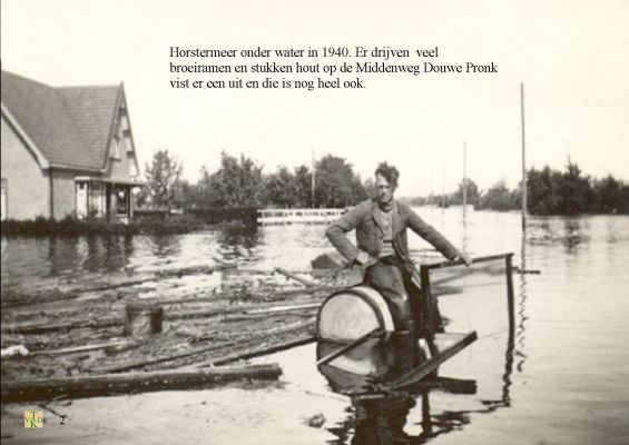 Onderwater gelopen Middenweg.
Horstermeer onderwater.
Er drijven veel broeiramen en stukken hout op het water.  
Die opgevist was was nog heel ook.
Trefwoorden: ton, raam, hout,