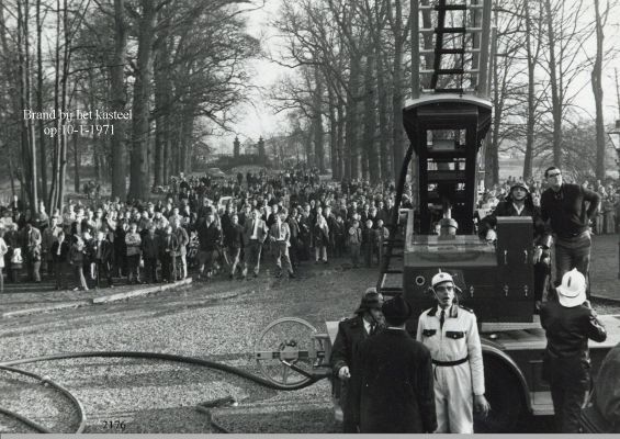 2176 Brand bij het kasteel. 
Toeschouwers stonden in de weg voor de brandweer.
