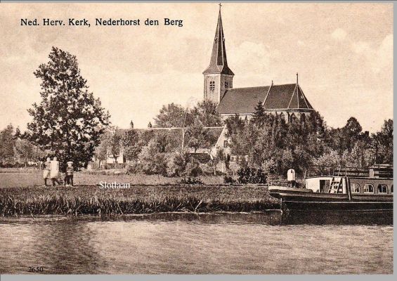 2648  Met uitzicht op de Hervormde kerk.
