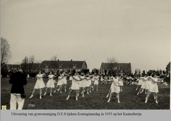2780
2780 Uitvoering gymvereniging DES tijdens Koninginnedag in 1955 op het Kasteelterrein.
