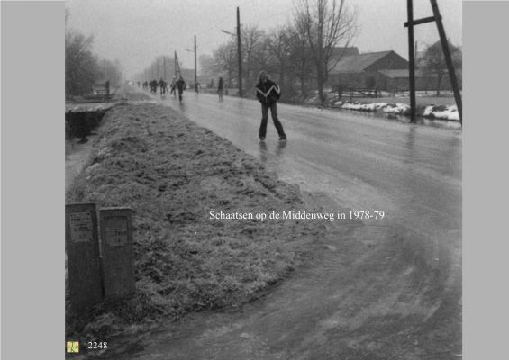 2248_Schaatsen_op_de_Middenweg.
Met de houten electrapalen.
