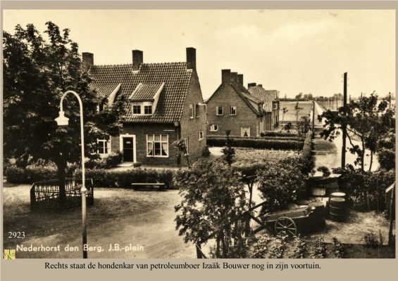 2923
 Rechts: De hondenkar en de petroleum vaten in de                                     voortuin van Izaak Bouwer.
