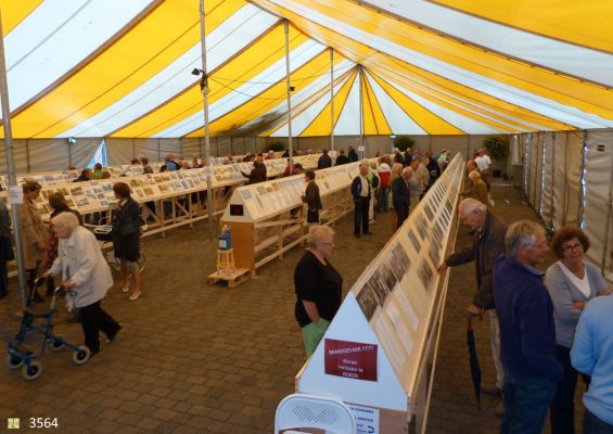 3564_
Foto_tentoonstelling in de tent op het plein.
