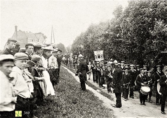 0369_Groot_feest_Baron v. Lijnden-gaat op-het Kasteel wonen.
