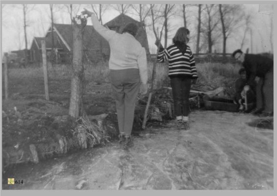 0614__Schaatsen_bij de boerderij van D.Hoetmer
