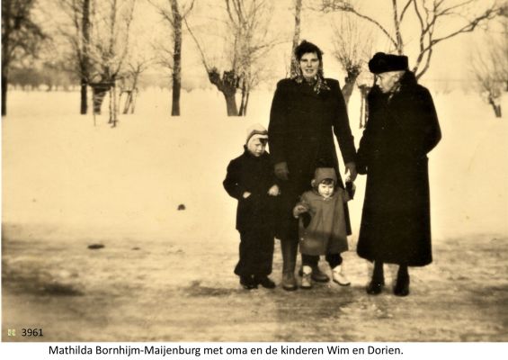 Lopen op glad ijs
Mathilda Bornhijm-Maijenburg met haar kinderen Wim en Dorien  en haar moeder op de ijsbaan aan de Meerlaan.
Trefwoorden: IJsperiklen