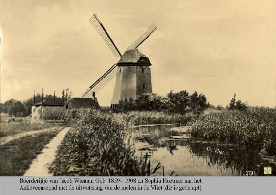 2731
Boerderij van Jacob Wieman 1859-1908 en Sophia Hoetmer aan het Ankeveenspad met uitwatering van de molen in de vliet ( tegenwoordig gedempt).
