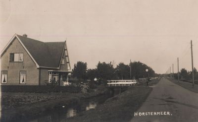Hostermeer
Ansichtkaart van Horstermeer  uit ~1935.
Het huis is van fam Verduin , met elektriciteitswinkel, op de hoek van de Machineweg aan de Hoofdweg.
Middenweg 97.
