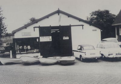 Polylux-Bedrijf
In 1971 tijdelijk verkooppunt van Polylux, eigenaar de heer Gerritsen.
Hij verkocht polyester boten.
Zijn pand aan de Overmeerseweg was verbrand.
Voormalige stal van Slokker.
