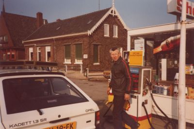 Benzinepomp-Jan-van-Huisstede
Werkzaamheden aan de benzinepomp.
Overmeerseweg 6
Links het huis van Hein Hendriks, en daarnaast Bakkerij Tinholt

