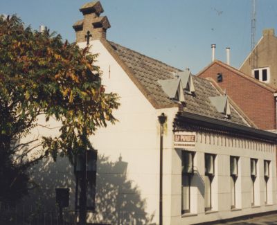 Kapper-La-Papilotte
Voorstraat.
Links op de foto was kapsalon La Papilotte gevestigd, is nu (2019) woonhuis.
