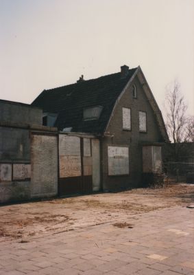 Garage-Den-Berg-met-woonhuis
Voorkant van Garage Den Berg met woonhuis aan de Overmeerseweg.
Inmiddels gesloopt.

