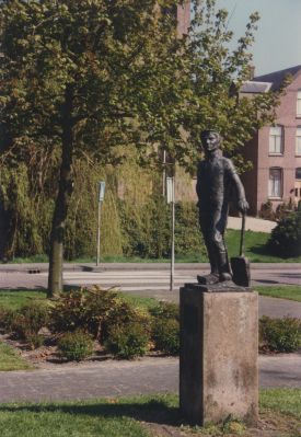 Beeldje De Baggeraar
Beeldje De Baggeraar gemaakt door beeldhouwster mevrouw Sondaar.
Is een geschenk van de Ballast Mij bij hun vertrek uit Nederhorst den Berg.
Dammerweg bij de J.J.Ruijsdaellaan.
Trefwoorden: NdB