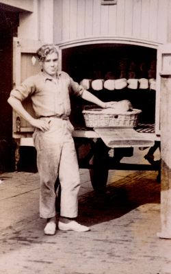 Brood-bezorging
Bram Hageman bezig met het laden van de paardekar met brood.
Bram was werkzaam bij bakker v.Dam.
Later was dit de NMB bank, daarna een drankenwinkel van Gall&Gall , thans een kledingzaak -Blue Zipper. 
Tevens zit er op de plek van de vroegere bakker een pinautomaat van de ING.
Trefwoorden: Bakker