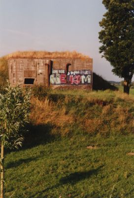 Kazemat-bunker
Kazemat-Bunker.
Op het bord boven het gat in de muur staat -Overmeer- en een jaartal.

