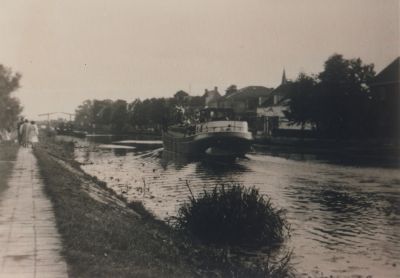 Boot-invaart
De brug over de Reevaart ( links op de foto )  werd begin jaren 1950 