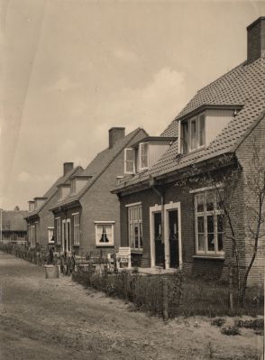 Eerste-sociale-woningbouw
Eerste sociale woningbouw in Overmeer.
Aan de Vreelandseweg.
In het huis op de achtergrond met rieten dak woonde Van Sligtenhorst.
