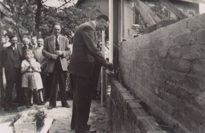 Steenlegging
Eerste steenlegging jeugdgebouw door ds. De Weerd.
Links: dokter Roelofsen
