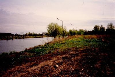 Plaats-van-bouw-voor-enkele-bungalows
Op dit braakliggende terrein zijn 11 bungalows gebouwd-  Links op de foto manege    Laanhoeve    van fam- Th-de Mol
Trefwoorden: Bouwplan