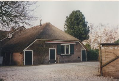 Bij-t-Hemeltje
Boerderij t Hemeltje op de grens van Ned den Berg en Vreeland.
 In deze boerderij vonden de eerste bijeenkomsten van de Dolerenden plaats.
 Hier heeft het Snijbedrijf van de Fam Klauwers ingezeten.
 Inmiddels  2009  verkocht.
 Is nu gerenoveerd.
