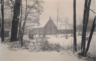 Boerderij-in-de-sneeuw
Ansichtskaart is verzonden door de fam Westerdijk en Terpstra-de Haas naar fam M Kuijers Boter-Kaashandel te Leeuwarden
