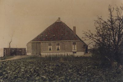 Oude-Stolp-boerderij
Een van de oude stolpboerderijen uit het begin van de Horstermeer.
Bewoond door de Fam Kerssens   ongeveer 1935-1950.
Fam v d Gun   ongeveer 1950 tot ..... .
Gerenoveerd in .....
Daarna woonde de fam. Schuurman in dit huis.
