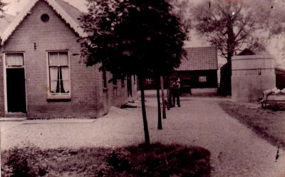 Voorgevel-van-het-zomerhuis
Het zomerhuis van de Fam v Wijk aan de Reeweg 6 in de Kuijerpolder.
Trefwoorden: Kuijerpolder