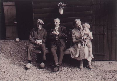 Voor-de-boerderij
Kees Schoordijk Czn Piet Spruijt met vrouw en dochter van Rie Baar-Schoordijk en Ab Baar met dochter Anja Baar op schoot Bij Kees Schoordijk aan de Spiegelweg hoek Hinderdam Zie Werinon nr 49 omstreeks 1960
Trefwoorden: Zie Werinon 49