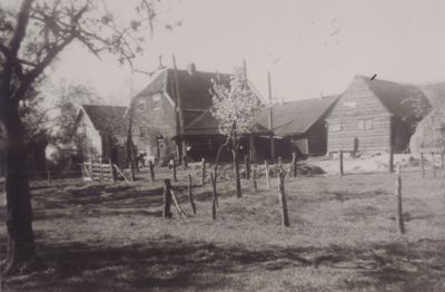 Boerderij-Fam-van-Ee
Achterzijde van de boerderij van de familie van Ee. 
Het houten schuurtje rechts is in 1965 verbouwd tot woonhuis en tot 1993 bewoond geweest door G. v Ee.
