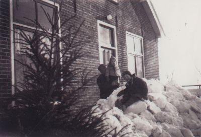 Sneeuwpret-bij-fam-Worm
Co Worm met zijn kinderen Gert en Johan voor de boerderij in de sneeuw
