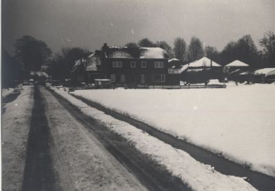 Gezicht-op-het-dorp
Gezicht op het dorp.
Rechts het huis van Mevr W van Beusekom ( 2019 overleden)Nu Tom Vernooij.
Links het huis van Mevr B Kalter. 
Helemaal rechts de boerderij van Verweij.
