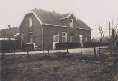 Boerderij-De-Vechthoeve
Foto van de gemeente Nederhorst den Berg i.v.m.  de bouw van een woonhuis rechts van de boerderij  De Vechthoeve van de familie G.C.Nagel.
Zie ook foto 5-2-7 en Werinon 49.
