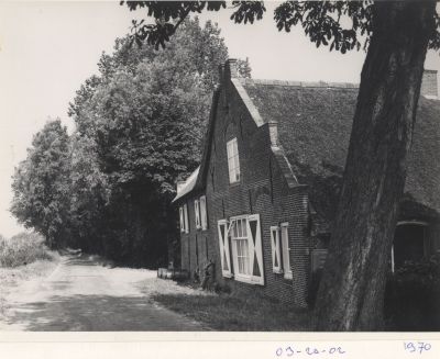 Gemeentelijke-Monument
Een der oudste boerderijen van Nederhorst den Berg.
Was bewoond door fam. Ploegstra.
