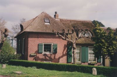 Boerderij-t-Hemeltje
In deze boerderij werden de eerste bijeenkomsten van de Doleantie gehouden.
Anno 1998 bewoond door Snijbedrijf Klauwers.
Anno 2008 verkocht.
Boerderij -t Hemeltje ( 17e eeuw)
