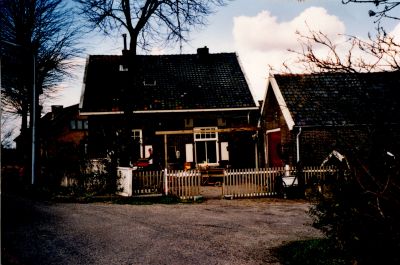 Huis-en-boerderij
In het linker huis op nr. 17a woont de fam.v.d.Broek
In het rechter huis op nr. 17 woont de fam.Buikema.
Dit is boerderij Vechtzicht uit 1921
