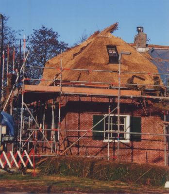 Boerderij--t-Hemeltje
Boerderij -t Hemeltje aan de Vreelandseweg krijgt een nieuw rieten dak.
zie Werinon 2003, Het jaar van de boerderij.
Trefwoorden: Hemeltje,