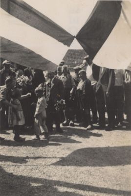 Manus-v-d-Velden-en-Jansje-Crusell
Huwelijk Manus v d Velden en Jansje Cusell. Bij de oude bakkerij van Jan Dubbelaar .  Lange man onder de vlag bakker J Dubelaar
