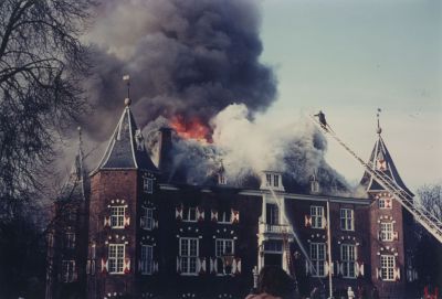 Uitslaande-brand-op-Kasteel
Brand kasteel Nederhorst ; zie omschrijving reg.nr.2-39-1.
Rechtsonder in de witte brandweer-overall is de commandant, de heer K.Scherpenhuijsen
Trefwoorden: Brand; brandweer; commandant; kasteel