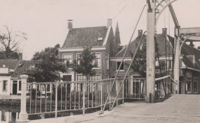 Ophaalbrug-over-de-Reevaart
Hoge woning was tot 1930 Gemeentehuis
Trefwoorden: Brug