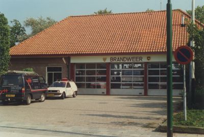 Brandweerkazerne-Dammerweg
Brandweergarage aan de Dammerweg.Op deze plek stond vroeger de School met den Bijbel.
