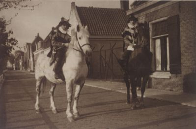 Bevrijding-te-paard
Bevrijdingsfeest wwarbij 2 herauten te paard.
De rechtse heraut is Piet Ouweneel.
